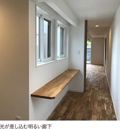 日光が差し込む明るい廊下